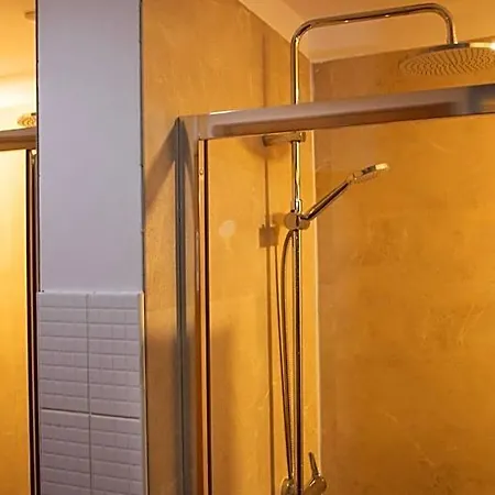 Onefam Clerigos Hostel Porto
