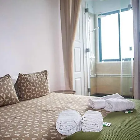 Onefam Clerigos Hostel *