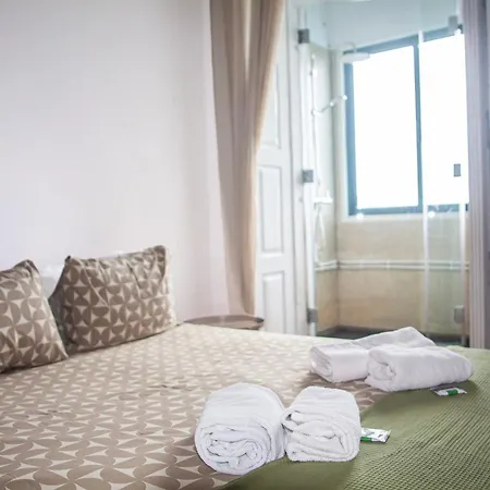 Onefam Clerigos Albergue Porto